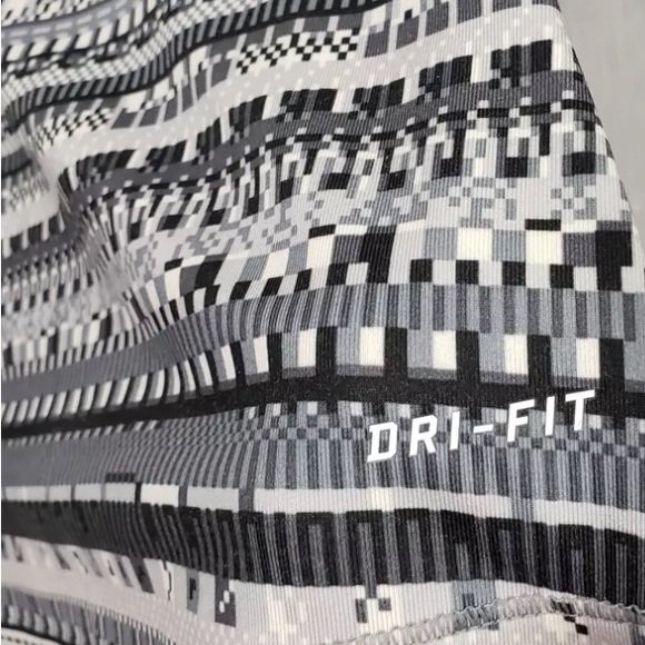 Nike Pro Hyperwarm 8-Bit Size S Half Zip 1/2 Pullover Gray & Black Women’s - Picture 6 of 8